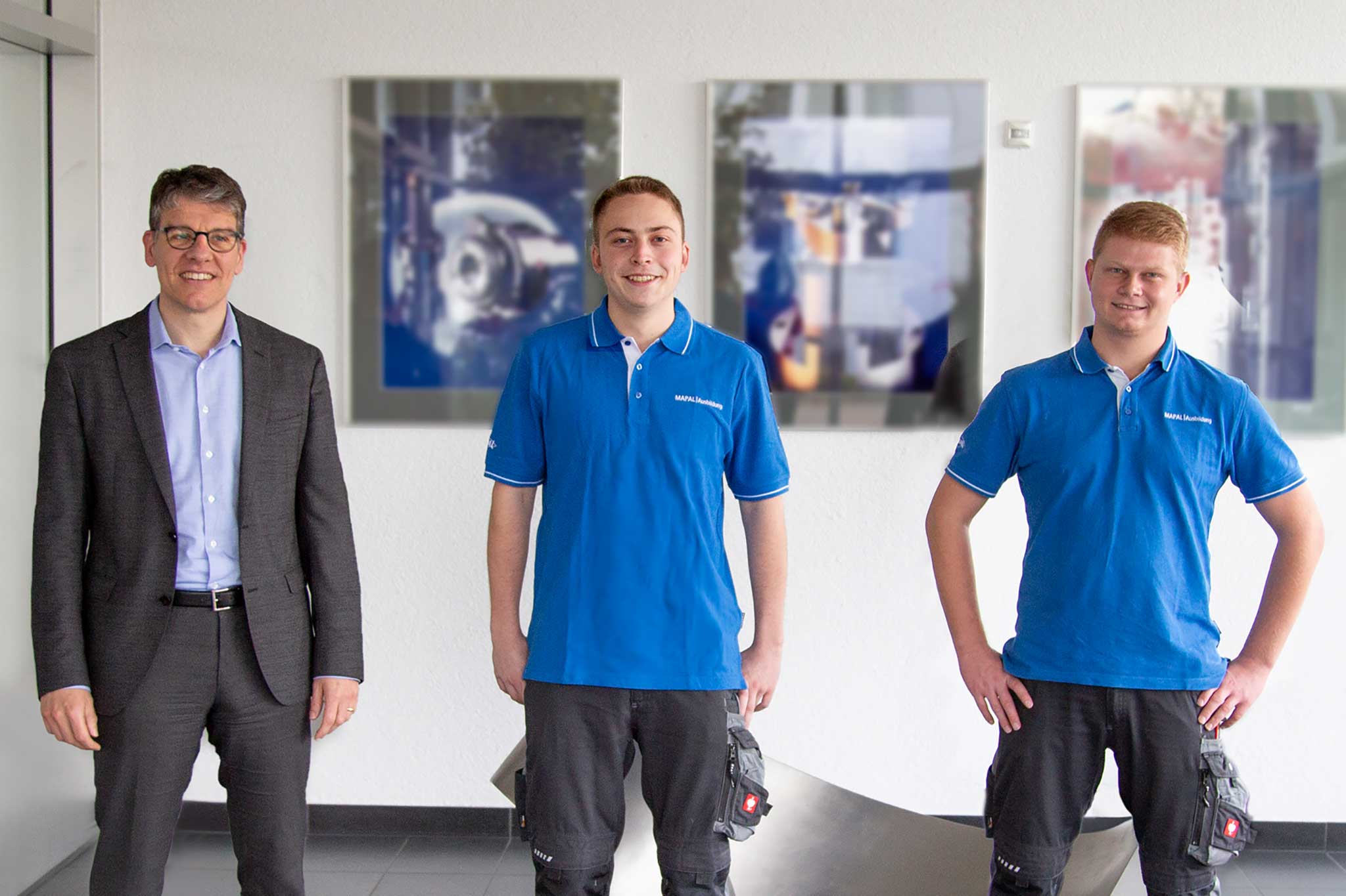 From left to right: Dr Jochen Kress, Lukas Weiss and Julian Kraus standing in the entrance area of MAPAL.