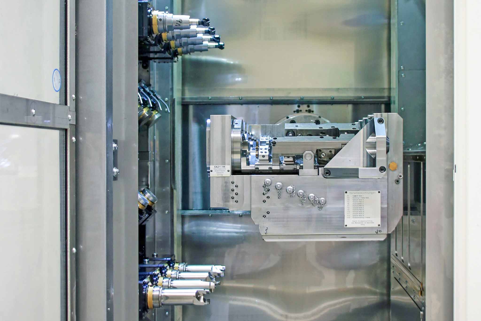 Blick in den Innenraum eines Fertigungsmoduls. Zu sehen sind zwei Spindelreihenrevolver. Blick in den Innenraum eines Fertigungsmoduls. Zu sehen sind zwei Spindelreihenrevolver.