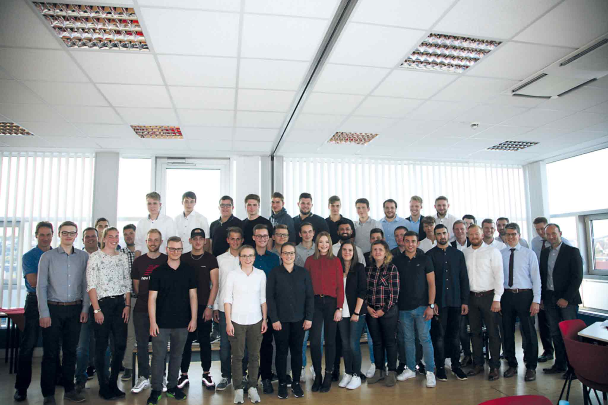 The 37 young specialists at the certificate award ceremony for their final training with representatives from MAPAL.