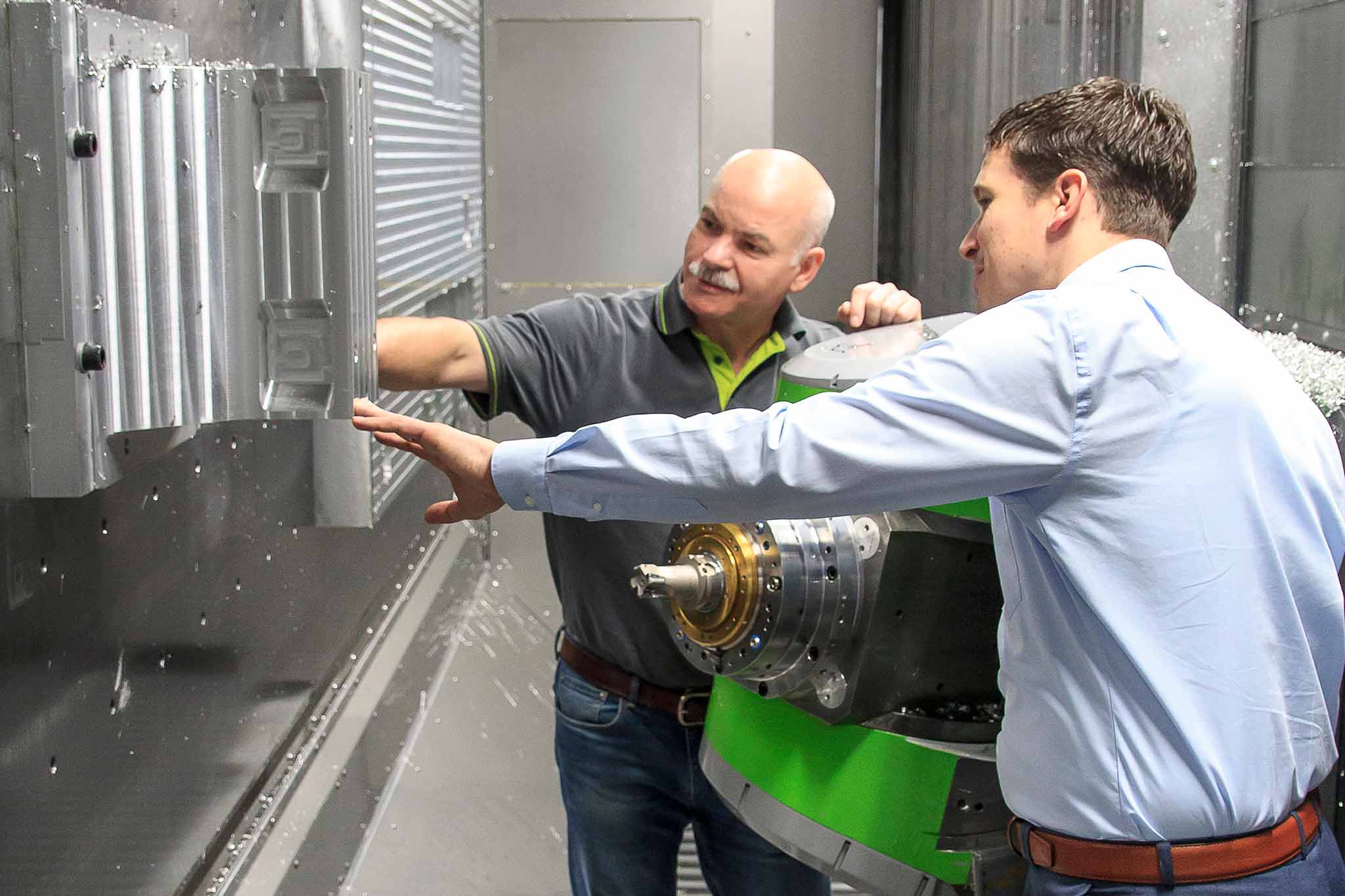 Dietmar Maichel and Bernd Scheurenbrand analyse the machining directly in the horizontal machining centre. 