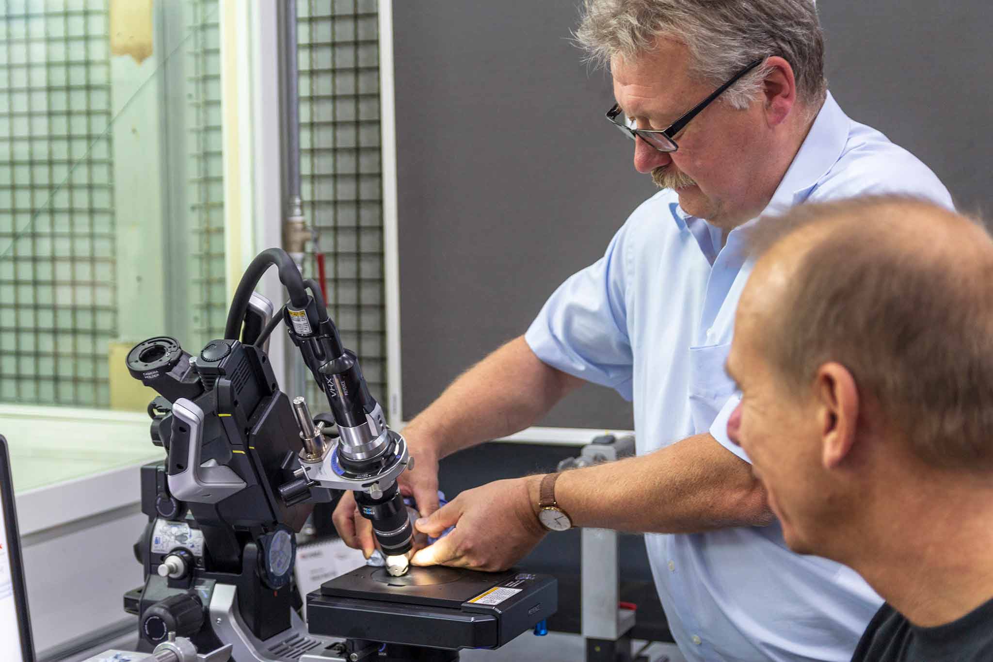 Klaus Schwamborn and Armin Joussen in the Neapco tool-setting area. There they check the wear and tear of a tool.