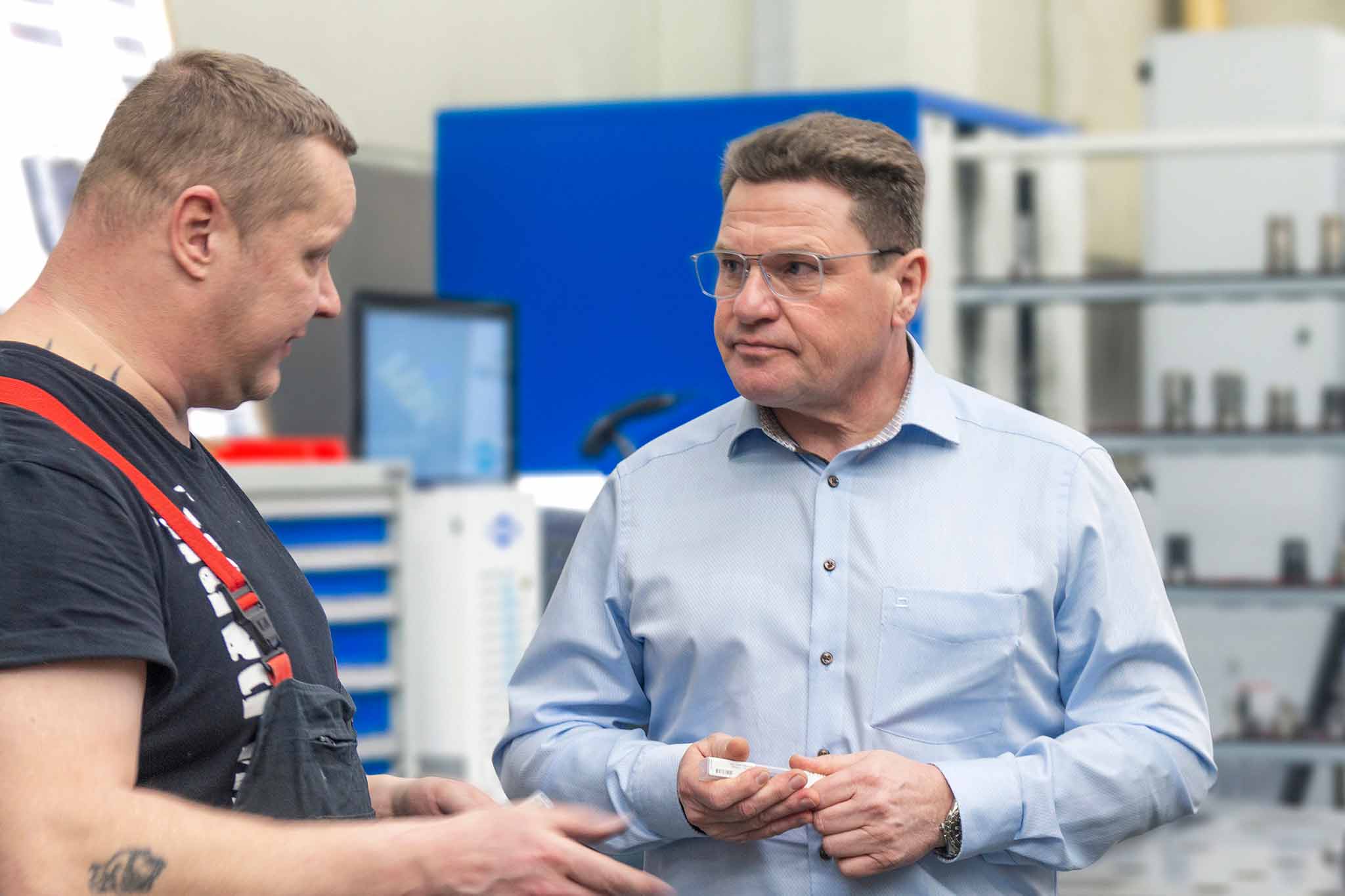 David Frommhold from Walter Formenbau speaking to MAPAL consultant Alfred Baur in the manufacturing area. The UNIBASE-M is shown in the background.