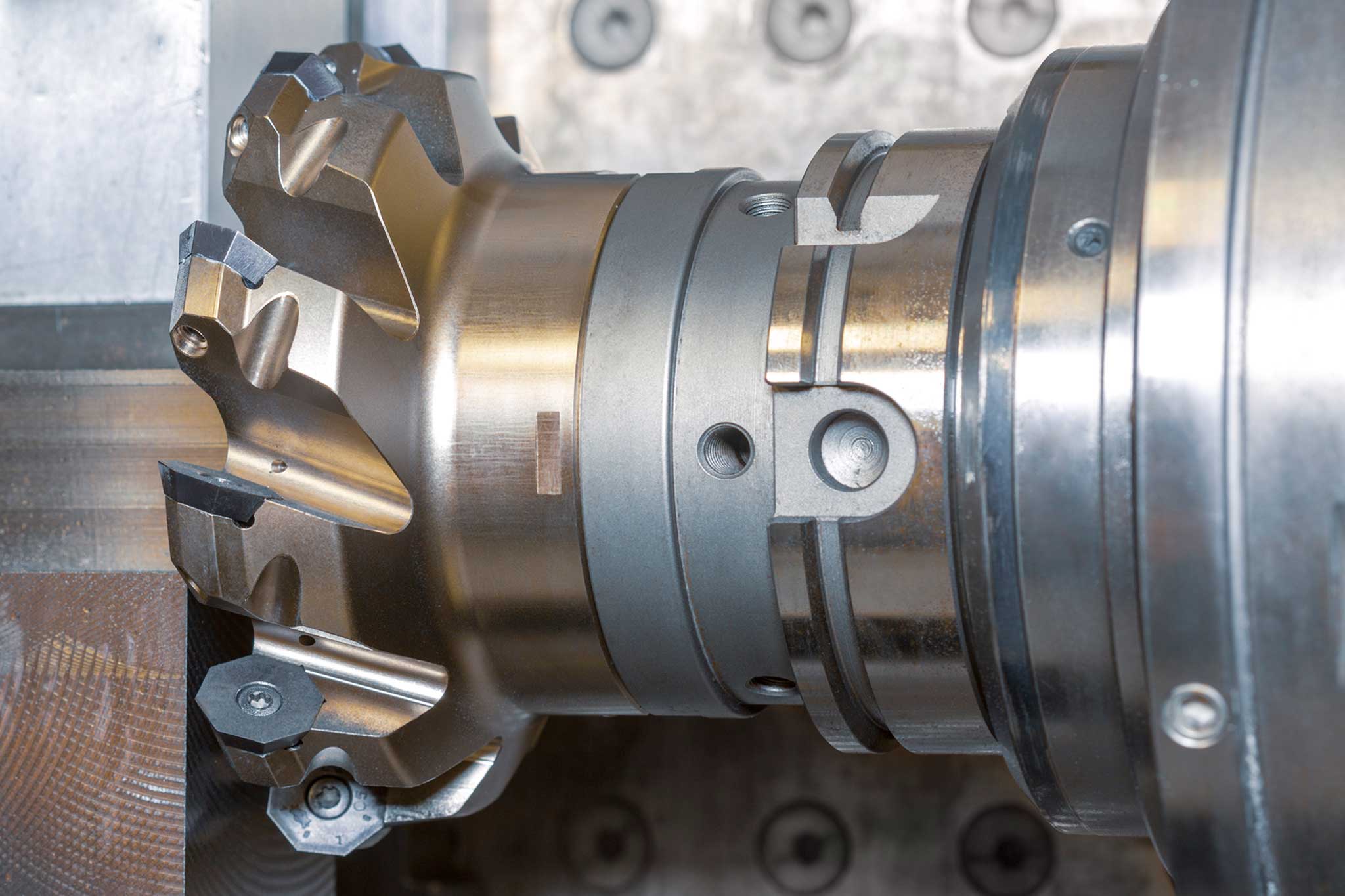 A NeoMill-8-Face face milling cutter from MAPAL during machining.