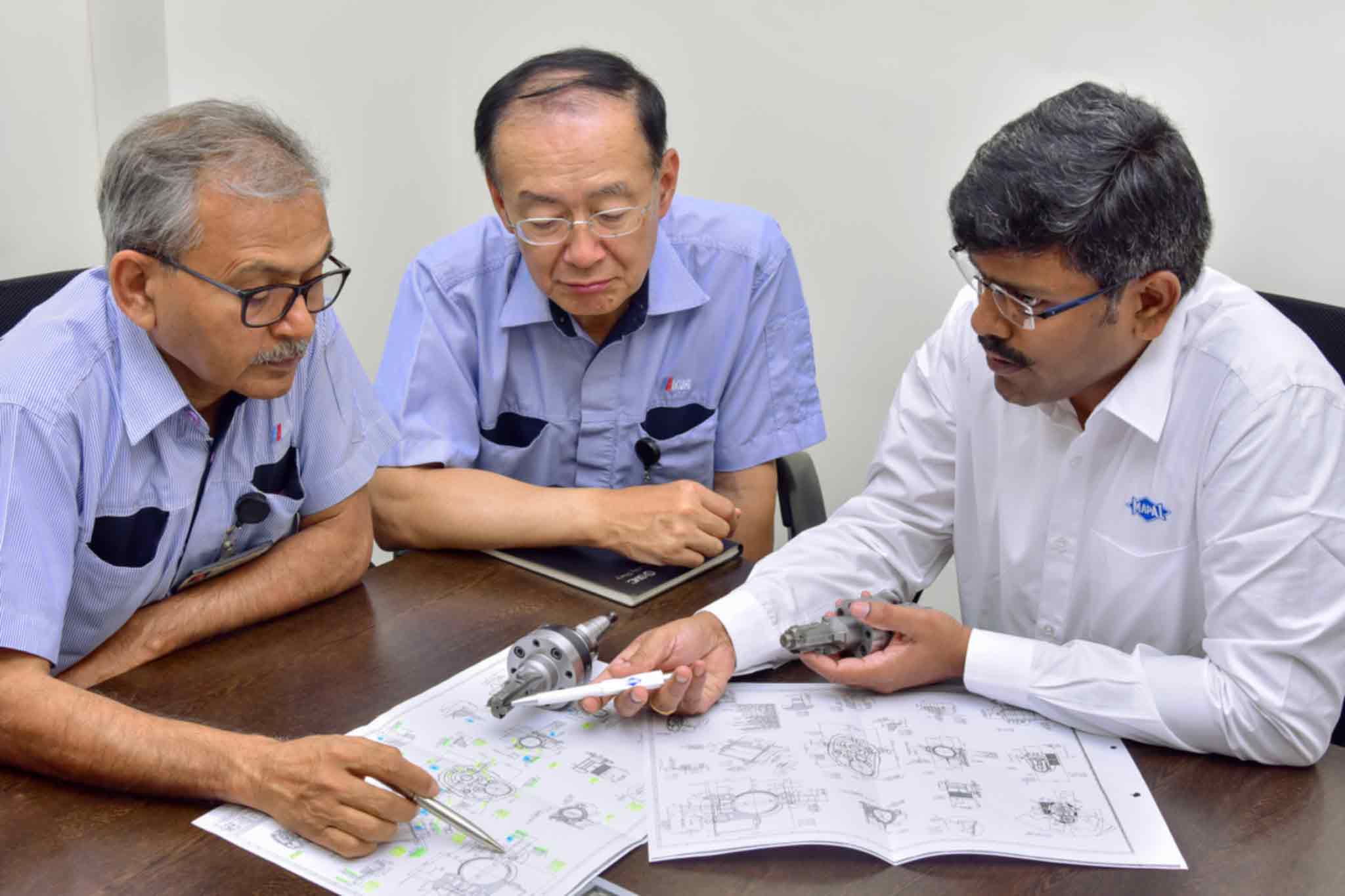 Toshiya Ochiai and Dinesh Gupta from Mikuni with Rajesh Kumar from MAPAL India are shown on the left.