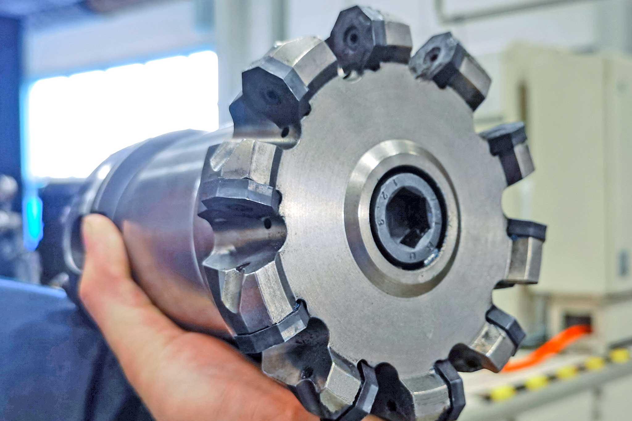 A NeoMill face milling cutter with ten OKNU indexable inserts. Every insert has 16 cutting edges.